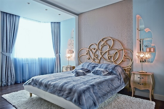Два вида обоев серые и голубые в отделке стен интерьера спальни