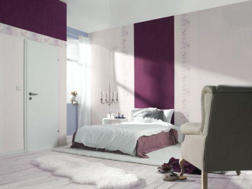 Комбинирование белых и фиолетовых обоев в спальне