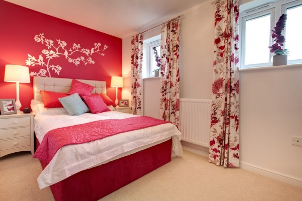 Интерьер спальни с обоями двух видов красным фоном и белым рисунком