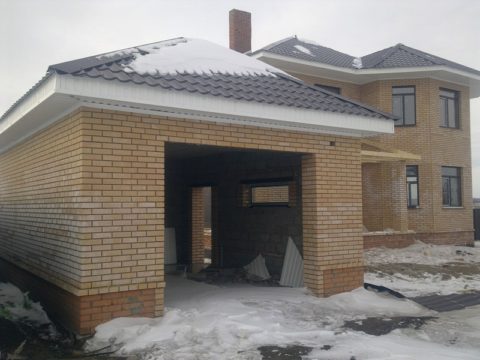 Кирпичная постройка для хранения автомобиля Кирпичная постройка для хранения автомобиля