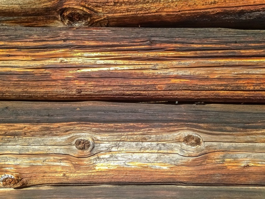 Применение качественных защитных веществ для ухода за деревянным домом