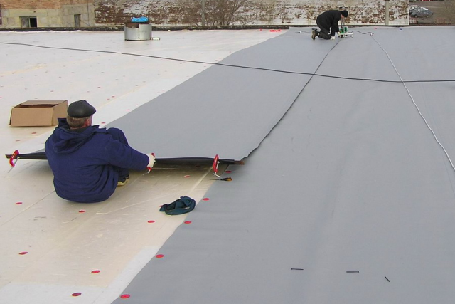 Гидроизоляция плоской крыши дома: устройство и монтаж своими руками