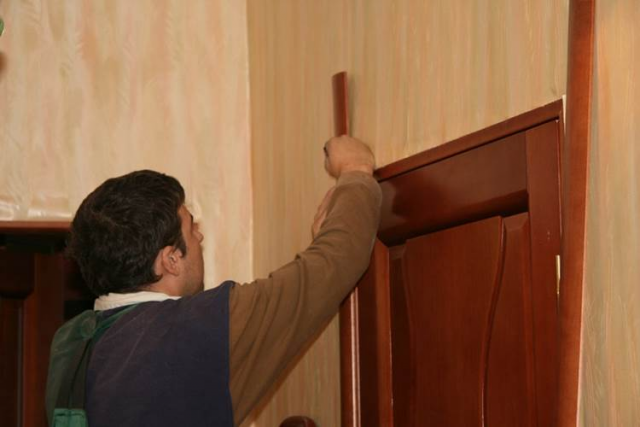 Установка наличников на межкомнатные двери: ширина, сколько нужно, как правильно прибить
