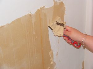 Сдираем обои со стены шпателем Сдираем обои со стены шпателем