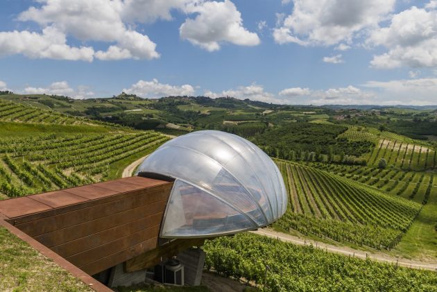 архитектура Европы: Ceratto Winery overlooking the vineyards in Alba