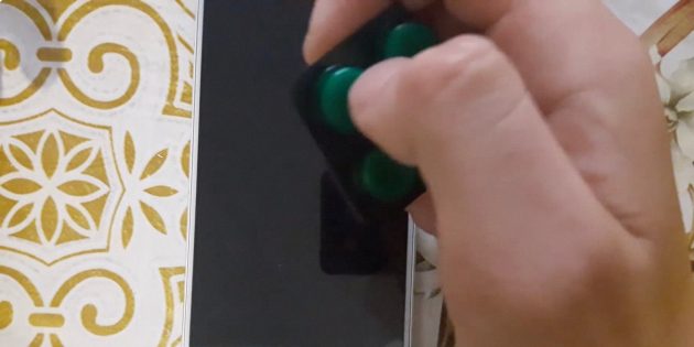 Найдите тонкий пластик Как снять защитное стекло с телефона: найдите тонкий пластик
