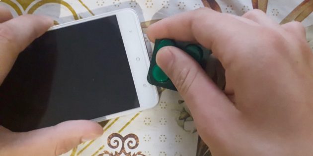 Углубляйтесь к центру Как снять защитное стекло с телефона: углубляйтесь к центру