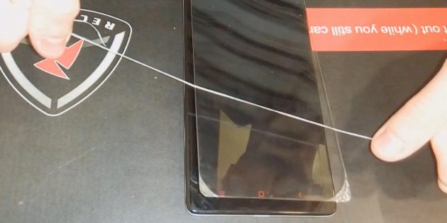 Продолжайте протягивать нить Как снять защитное стекло с телефона: продолжайте протягивать нить