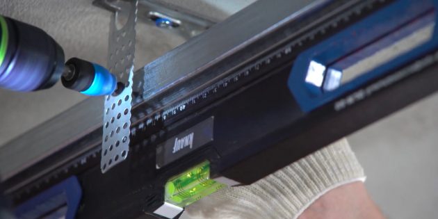 Также правильность установки профилей можно контролировать пузырьковым уровнем потолок из гипсокартона своими руками
