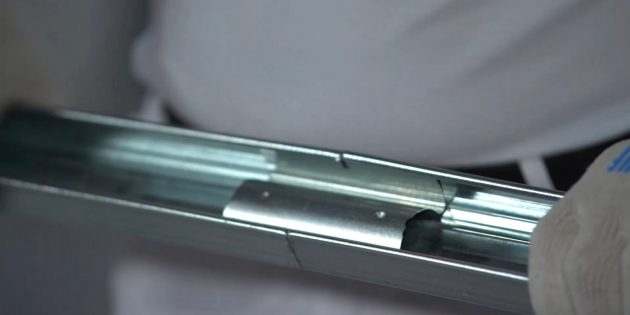 Вставьте профили в направляющие потолок из гипсокартона своими руками
