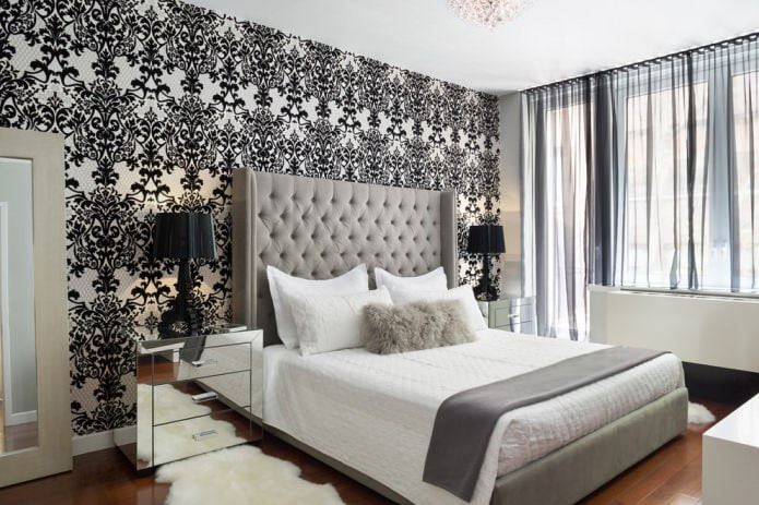 черно-белый интерьер спальни с добавлением бежевого цвета
