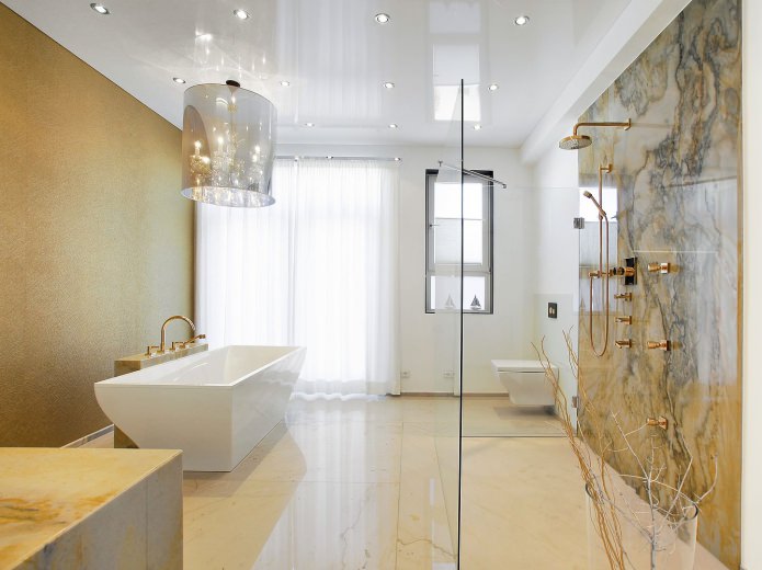 белая натяжная потолочная конструкция в ванной