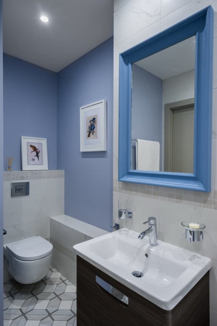 голубые стены в туалете