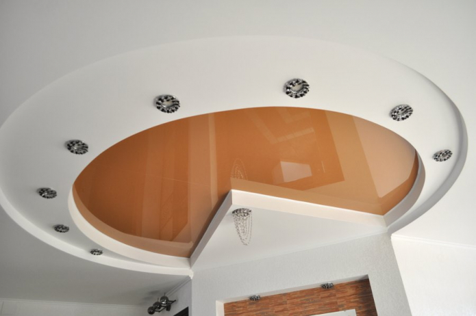 бело-коричневая натяжная потолочная конструкция