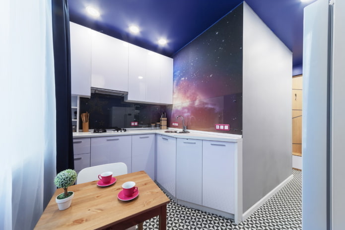 потолок синего цвета на кухне