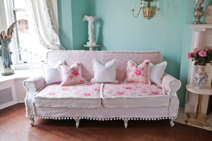 розовый диван