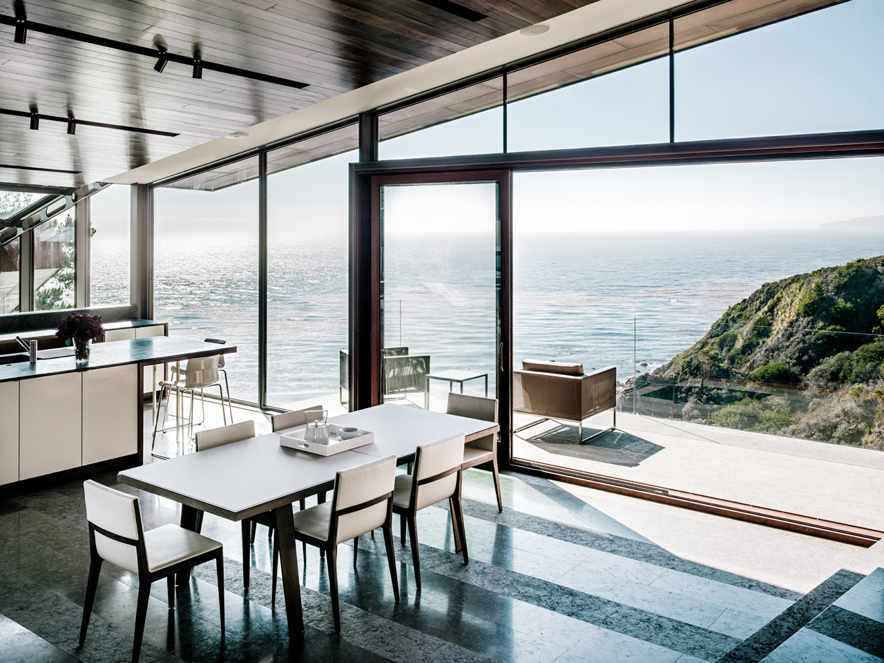 Зона столовой и кухни с видом на океан