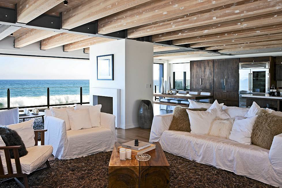 Дизайн интерьера гостиной с видом на Тихий океан