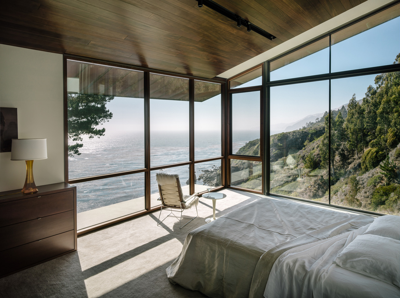 Спальня с видом на океан дома Buck Creek House в Калифорнии