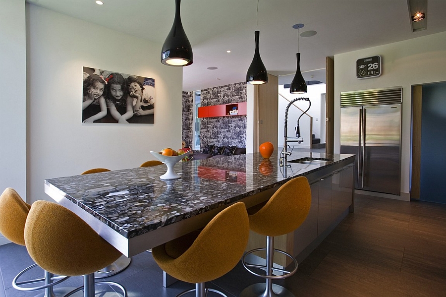 Кухонный остров дома Millbrae Residence в Лондоне