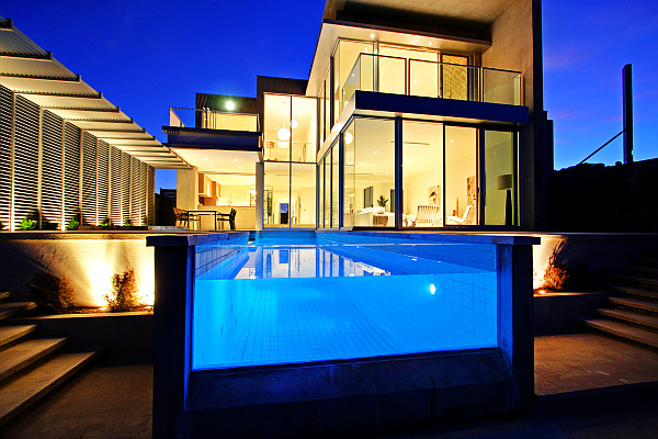 Роскошный дом с прозрачным бассейном