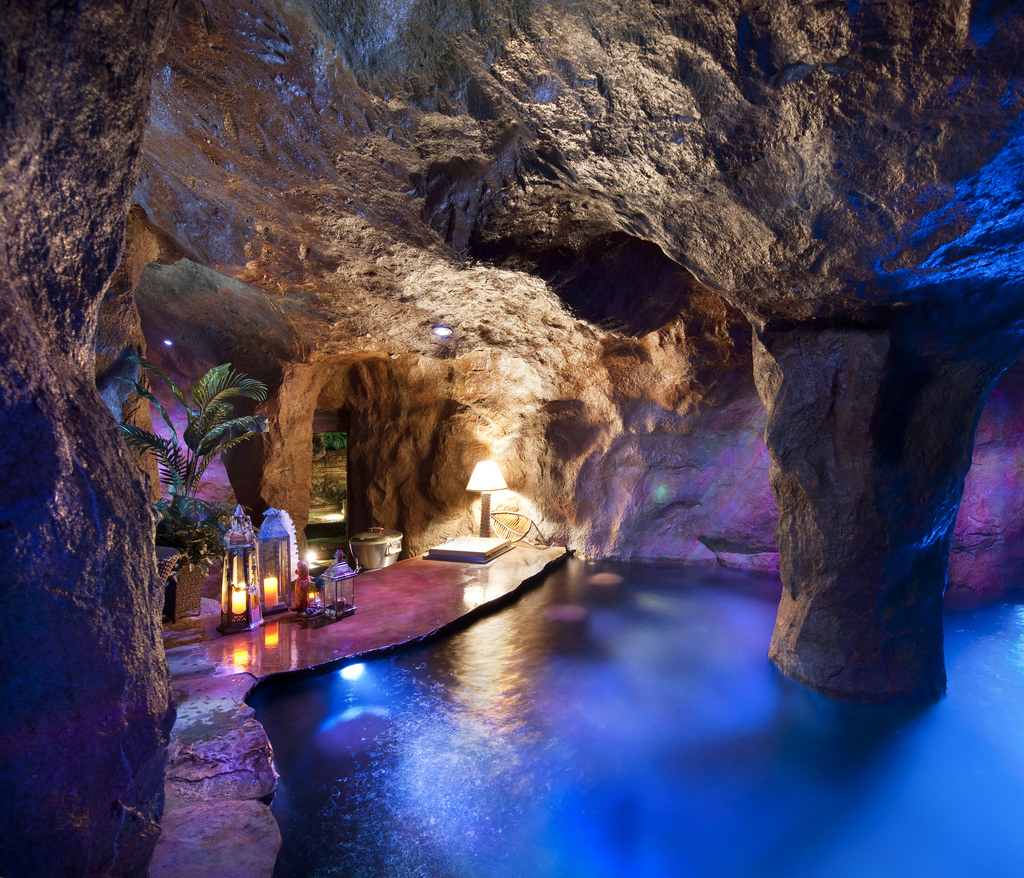 Умопомрачительный бассейн повторяющий огромную каменную пещеру