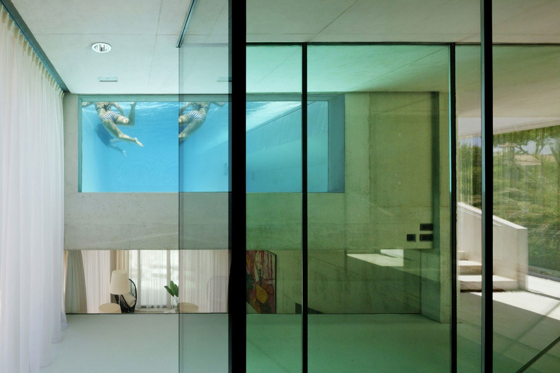 Стеклянные стены Jellyfish House в Марбелье