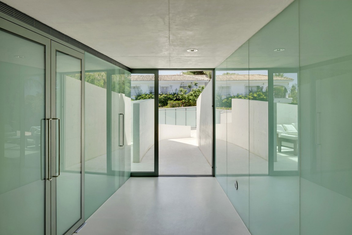 Стеклянные входные двери в Jellyfish House в Марбелье