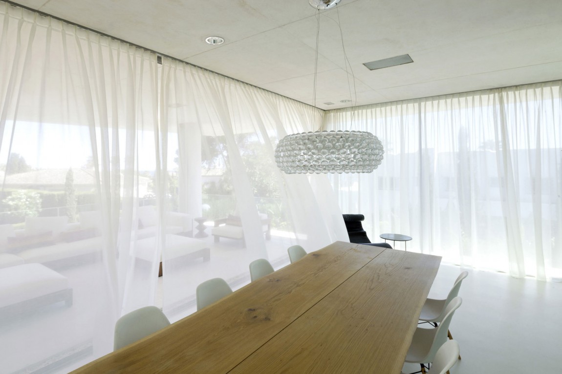 Столовая зона в Jellyfish House в Марбелье
