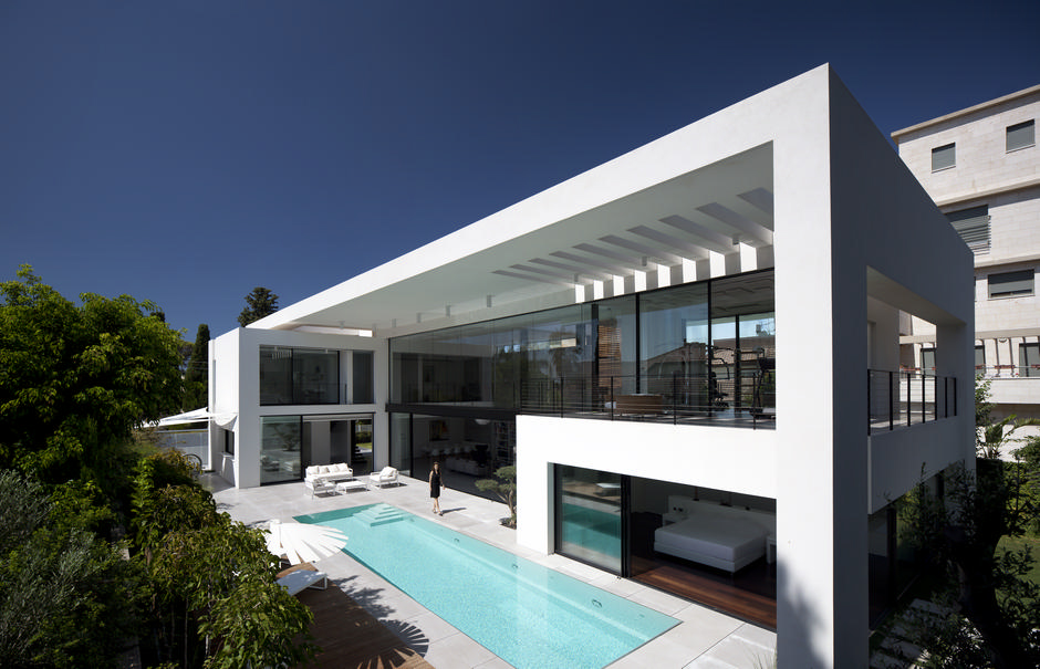 Стильный стеклянный фасад Puristische Villa