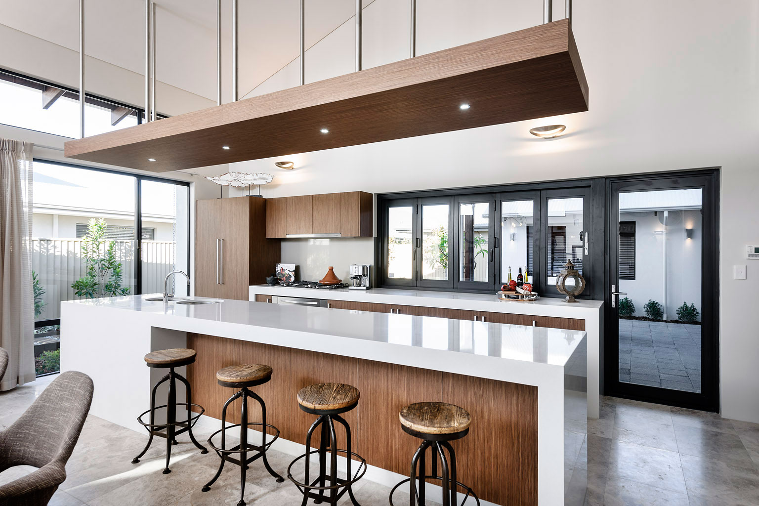 Дизайн интерьера кухни дома The Bletchley Loft