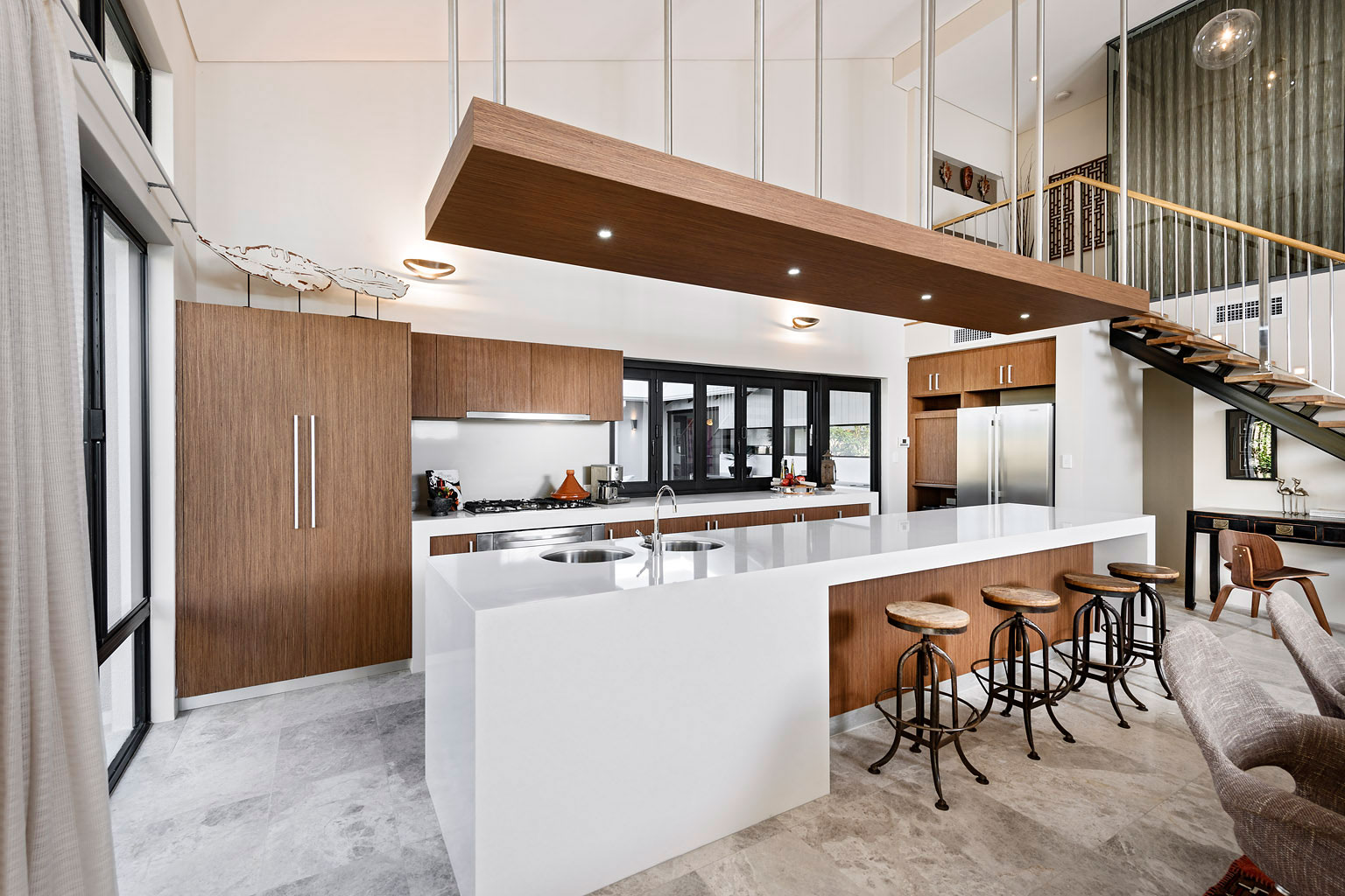 Дизайн интерьера кухни дома The Bletchley Loft