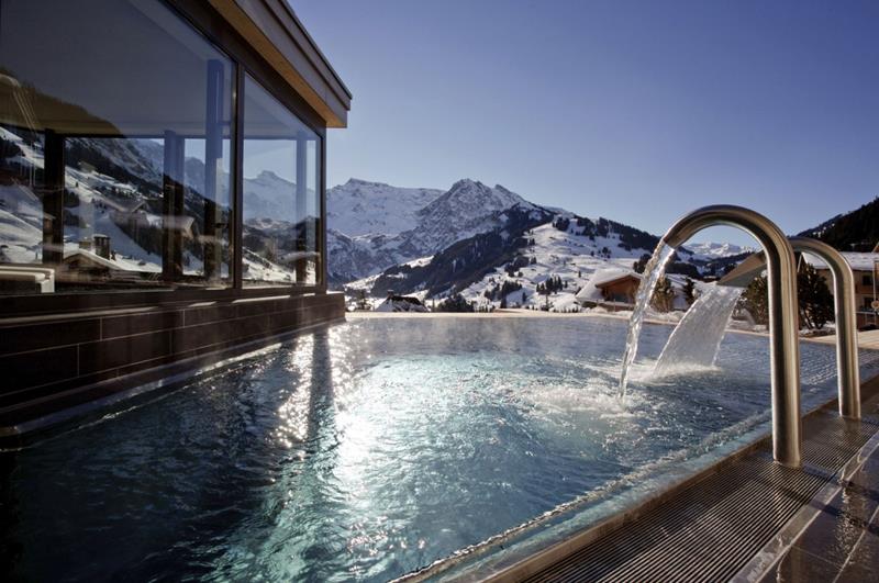 Панорамный бассейн с видом на Альпы