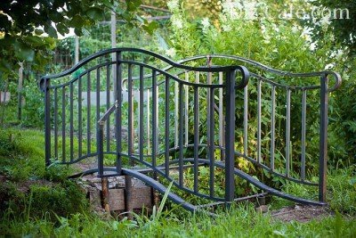 Металлические части конструкции покрашены черной краской Металлические части конструкции покрашены черной краской