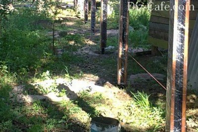 Столбики установлены и забетонированы Столбики установлены и забетонированы