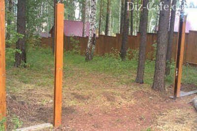 Столбы под ворота были также зашиты досками Столбы под ворота были также зашиты досками