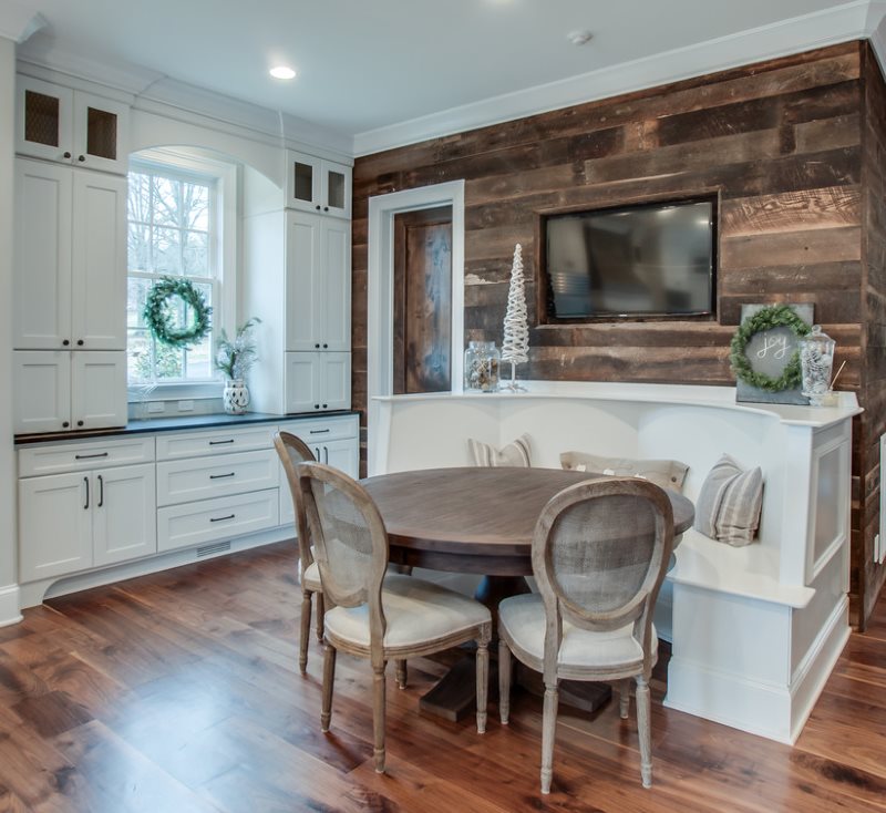Белая мебель в кухне с деревянным полом
