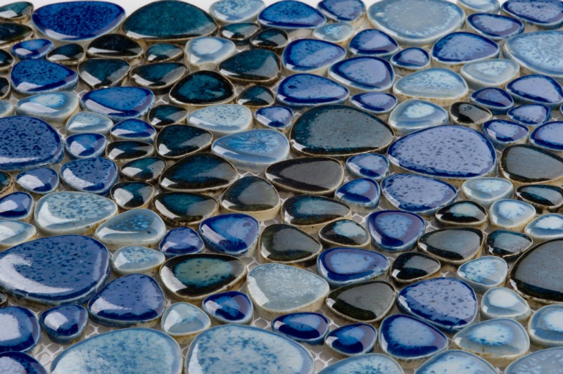 Стеклянная мозаика на полу в ванной