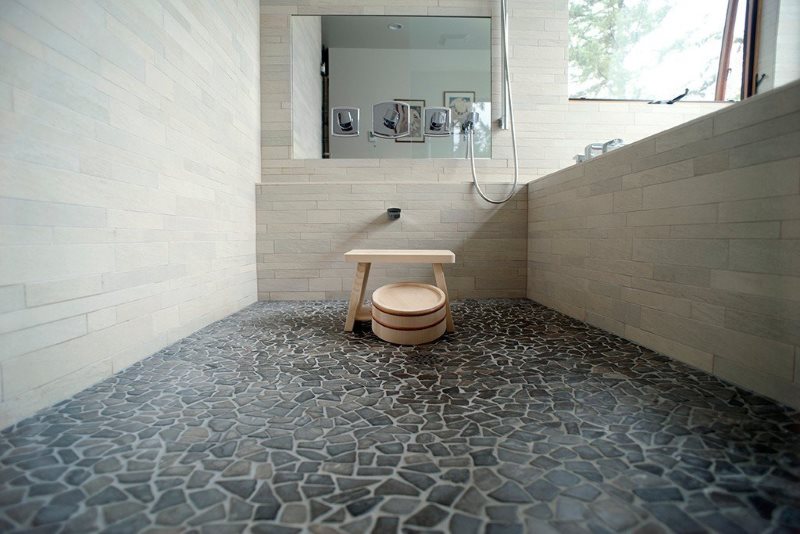 Каменная плитка произвольной формы на полу в ванной