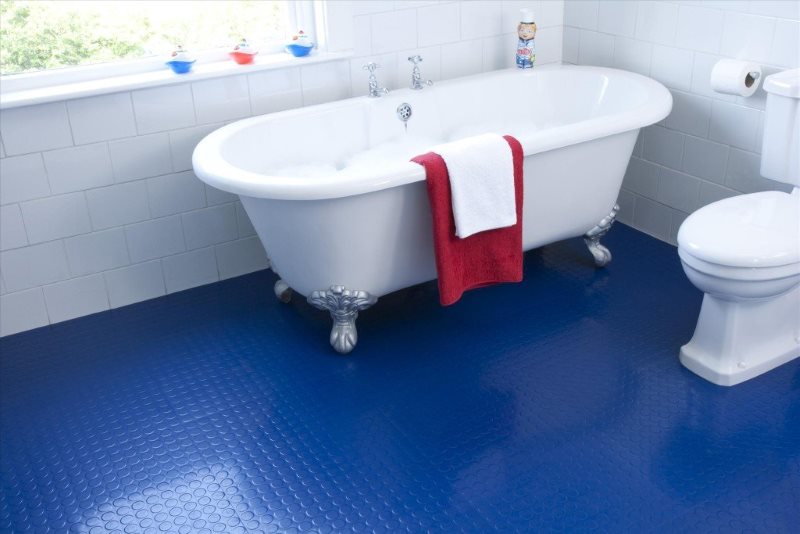 Синий пол в интерьере ванной загородного дома