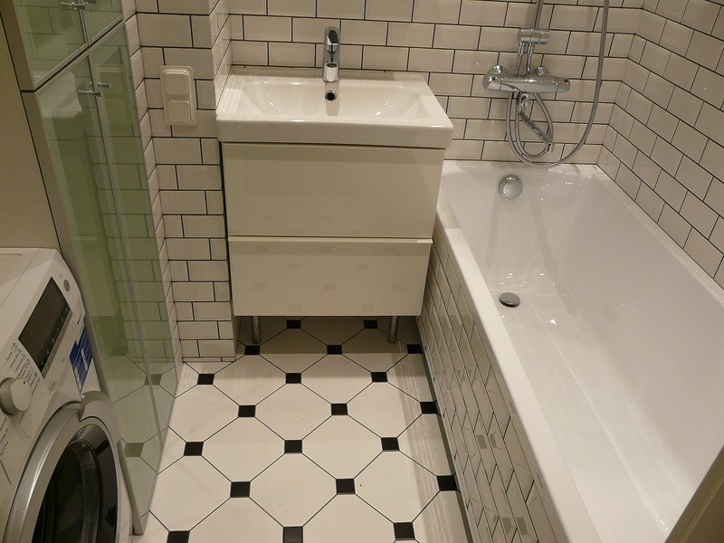 Светлая плитка на полу ванной в панельном доме