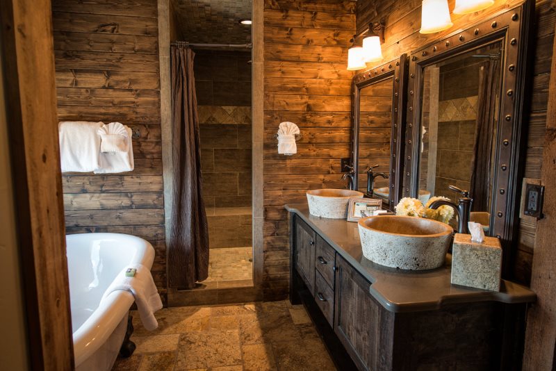 Дизайн ванной в деревянном доме с керамическим полом