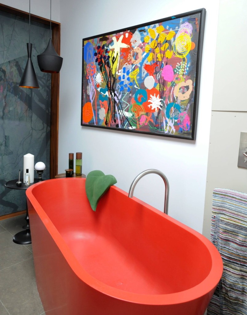 Матовая акриловая ванна красного цвета в небольшой комнате