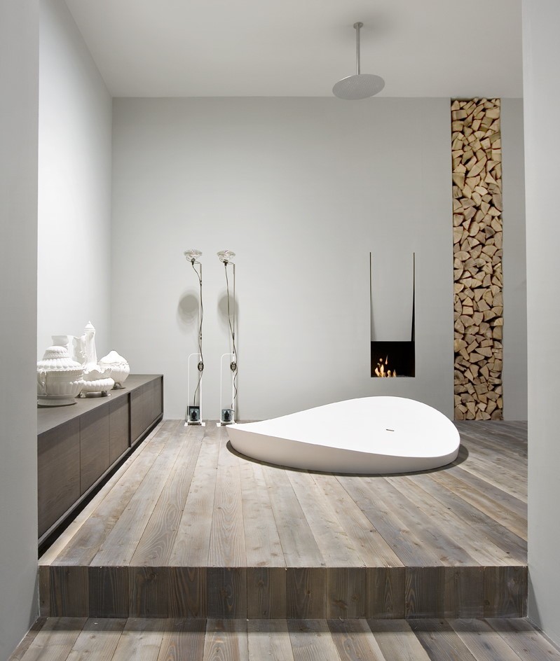 Встроенная акриловая ванна в деревянном подиуме