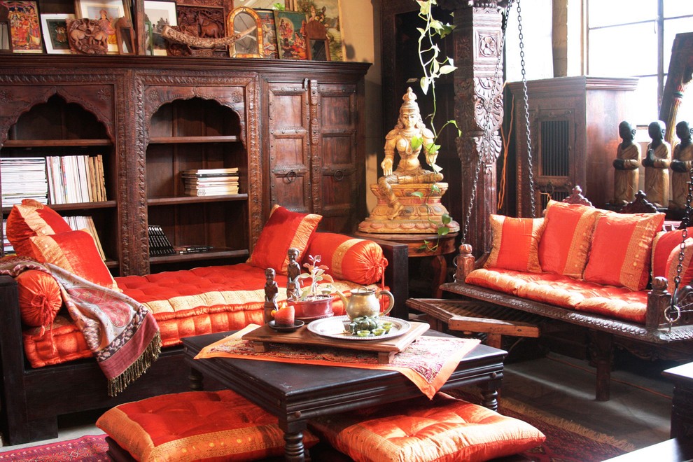 Яркие сидения с национальными орнаментами на индийской мебели