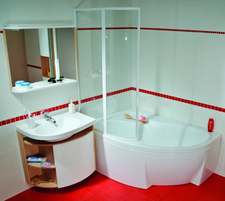 Белая угловая ванна на красном полу