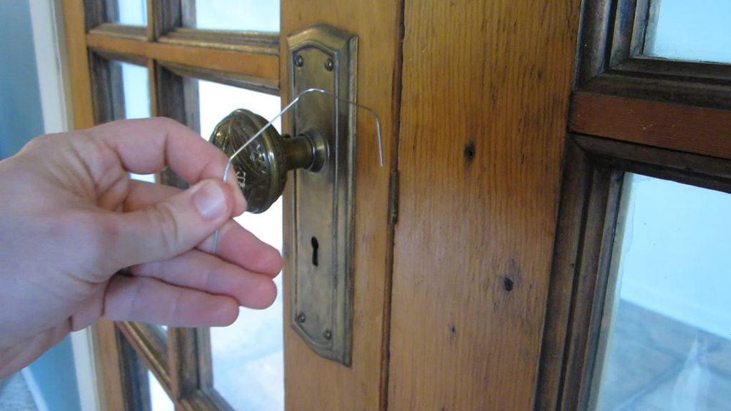 Вскрыть дверь без ключа