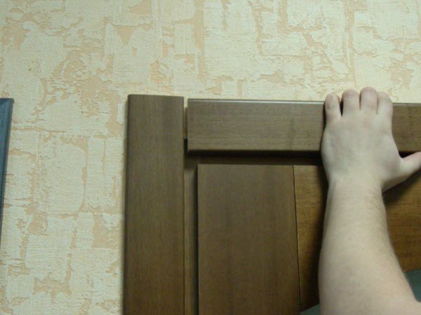 как установить наличники на двери