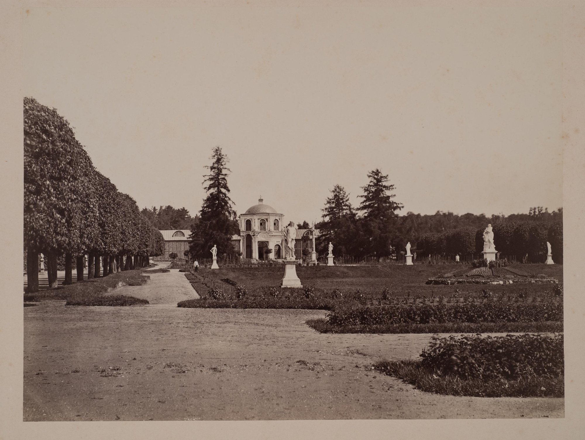 1880-е. Вид регулярного парка и оранжереи в Кускове