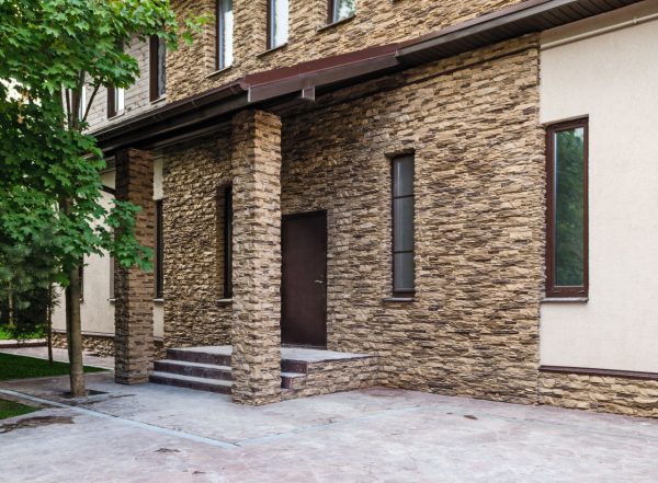 Облицовка дома плиткой с текстурой под камень